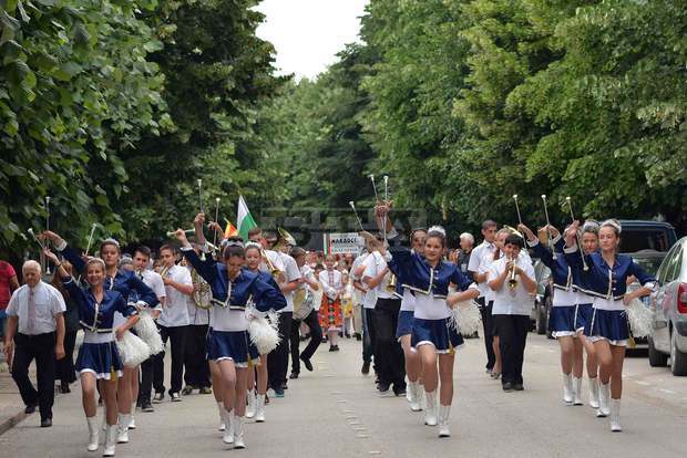 Фолклорни състави от седем страни танцуват на фестивала "Пъстра огърлица" във Вършец