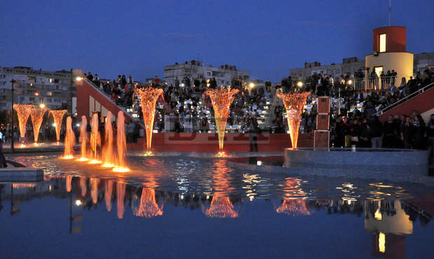 С концерт и спектакъл от фойерверки откриха новият парк с пеещи фонтани във Враца