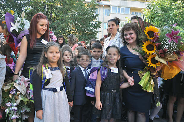 Кметът на Враца подари книжки с приказки на първокласниците в общината 