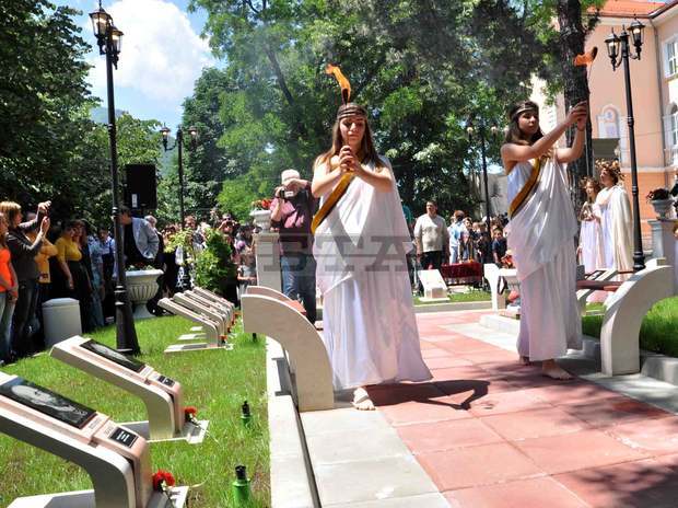 Откриха "Алея на признателността" към врачанските будители и дарители в двора на СОУ "Христо Ботев" във Враца