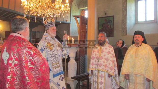 Божествена света литургия по случай храмовия празник на църквата  "Света Троица" отслужи днес Доростолският митрополит Амвросий  