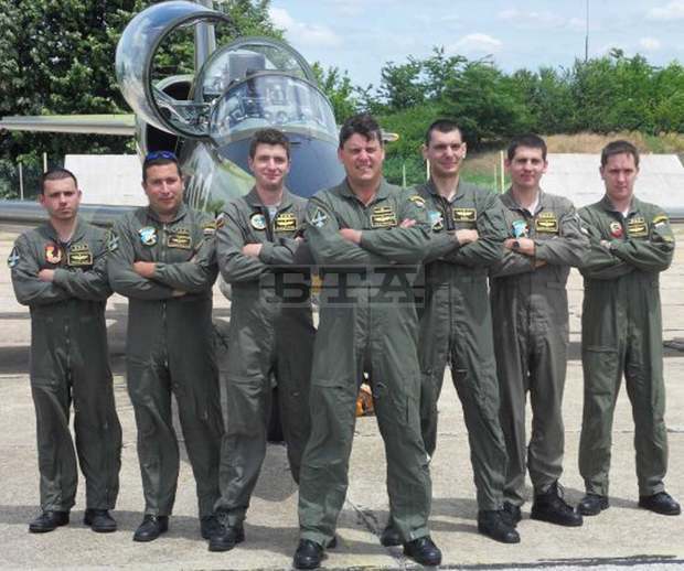 На летище "Долна Митрополия" днес изпитваха летци по новата програма за летателна подготовка на пилоти на изтребител