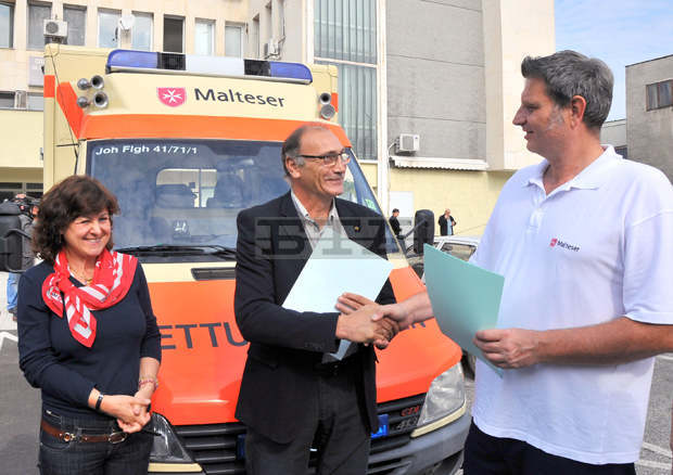 Линейка, болничен инвентар и храни дари германска фондация на онкологичната болница в Благоевград