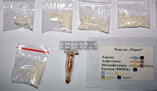 Мъж и две жени са задържани в курорта "Слънчев бряг" след като полицаи са открили в квартирите им наркотици