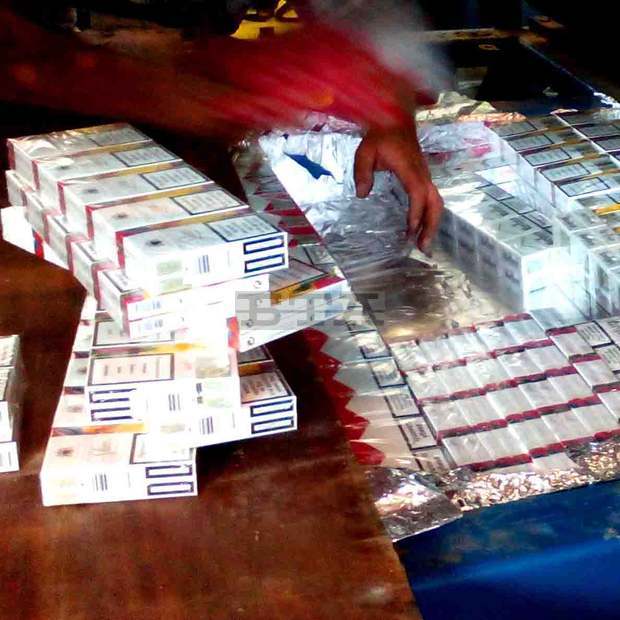 Повече от 2400 кутии контрабандни цигари са иззели през последната седмица митническите служители на граничните пунктове "Лесово" и "Малко Търново" Повече от 2400 кутии контрабандни цигари са иззели през последната седмица митническите служители на граничните пунктове "Лесово" и "Малко Търново"