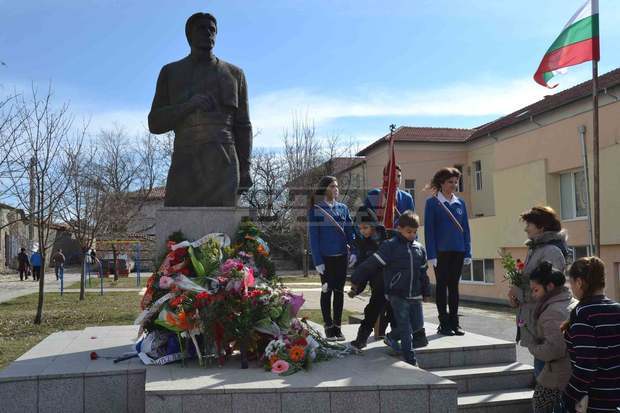 Чирпан се поклони пред подвига на Левски Чирпан се поклони пред подвига на Левски