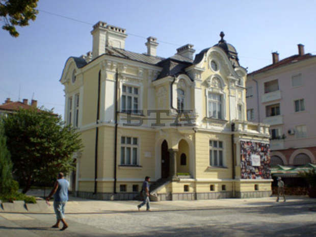 Студенти ще се обучават на витражни техники по проект "Началото" на художествената галерия в Сливен Студенти ще се обучават на витражни техники по проект "Началото" на художествената галерия в Сливен