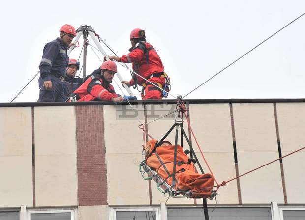 Пожарникари от Монтана свалиха "пострадал" от покрива на театъра в града пред погледите на  стотици хора
