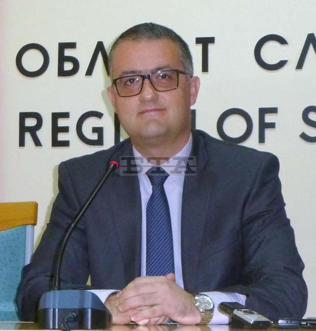 Областният управител на Сливен Димитър Сяров подписа първите договори за саниране на сгради по програмата за енергийна ефективност Областният управител на Сливен Димитър Сяров подписа първите договори за саниране на сгради по програмата за енергийна ефективност