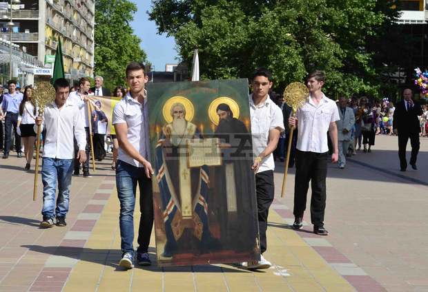 Възрожденска икона на светите братя Кирил и Методий поведе празничното шествие в Добрич