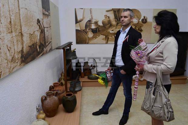 Ученически бележник с подписа на Йордан Йовков е сред реликвите в обновената музейна експозиция за класика в село Красен Ученически бележник с подписа на Йордан Йовков е сред реликвите в обновената музейна експозиция за класика в село Красен