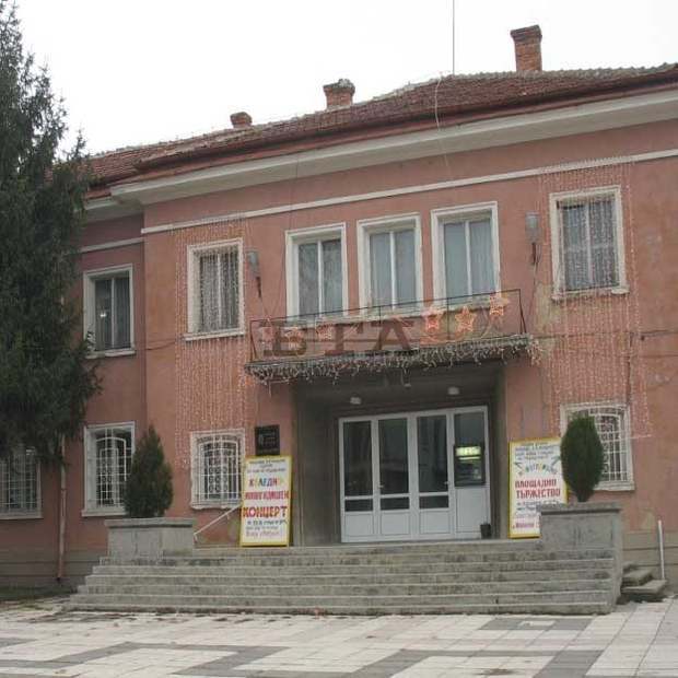 Писателят и журналист Михаил Топалов  е възстановявал читалища в Дуловския район след румънската  окупация