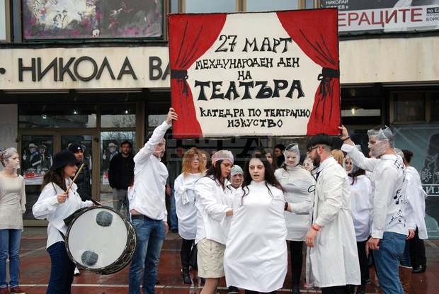 С традиционно шествие на млади актьори и специална театрална вечер в Благоевград отбелязват Международния ден на театъра С традиционно шествие на млади актьори и специална театрална вечер в Благоевград отбелязват Международния ден на театъра