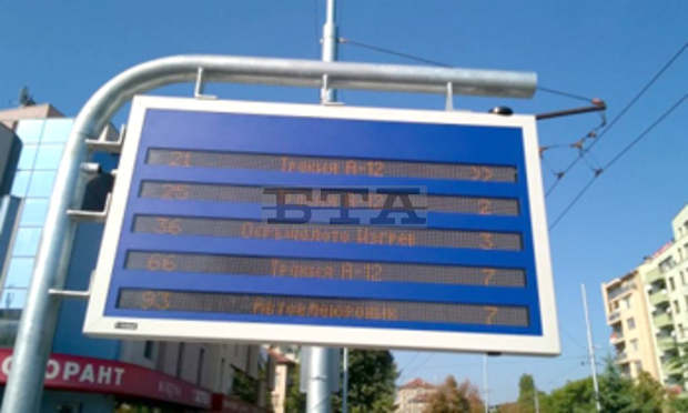 Кметът на Пловдив помогна да се монтира първото информационно табло на автобусните спирки