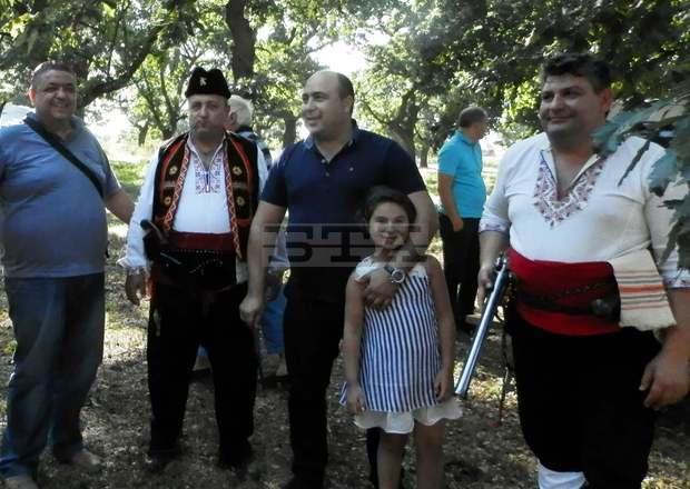 Участниците във фолклорния фестивал "Таратлъка пее и танцува" в село Градище са получили поздравителен адрес от председателя на парламента Цецка Цачева Участниците във фолклорния фестивал "Таратлъка пее и танцува" в село Градище са получили поздравителен адрес от председателя на парламента Цецка Цачева