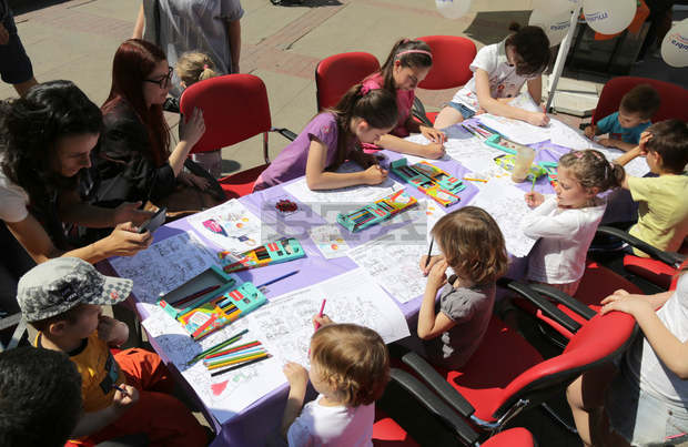 София празнува 1 юни с 50 безплатни ателиета за деца пред Народния театър