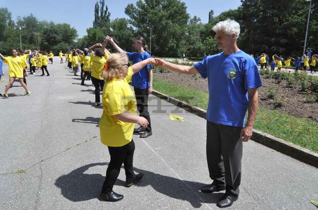 Млади хора танцуваха бални танци в Димитровград за рекорд на Гинес 