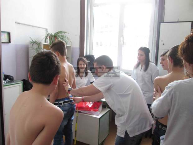 Профилактични прегледи за гръбначни изкривявания показват, че 90 процента от децата в община Симитли не са засегнати