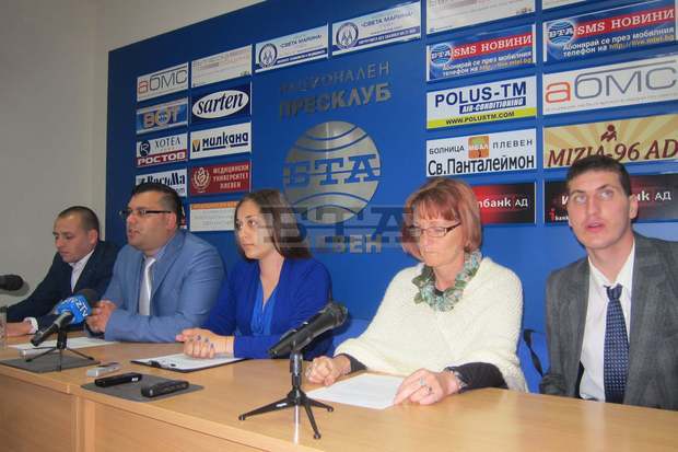 Младежи от Плевен помогнаха на момче с  увреждания да посети парламента и да  бъде на бал под егидата на президента