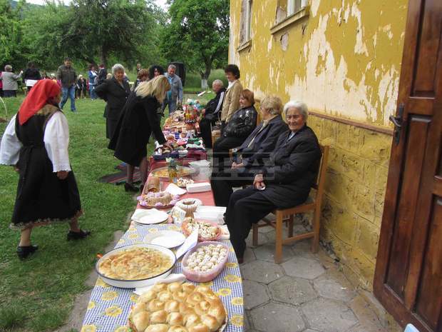 Изложение "Да слеем традицията със съвремието" подредиха  обитатели на социални заведения  в радомирското село Извор