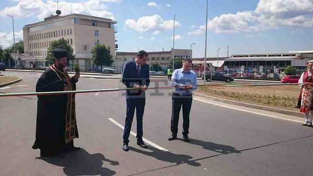 Кметът на Карлово откри  кръгово кръстовище на изхода на града  в посока Калофер