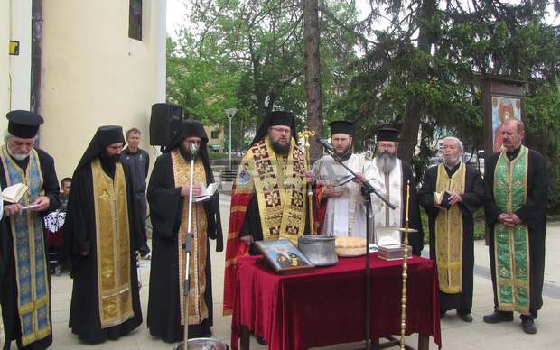 Благодарствен молебен отслужи  Браницкият епископ Григорий по случай третата годишнина от земетресението в Перник