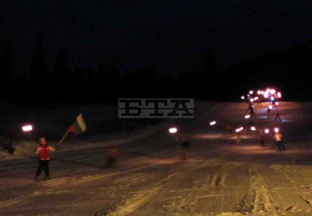Скиори с горящи факли се спуснаха  по пистата под връх Ком по повод  на Националния празник