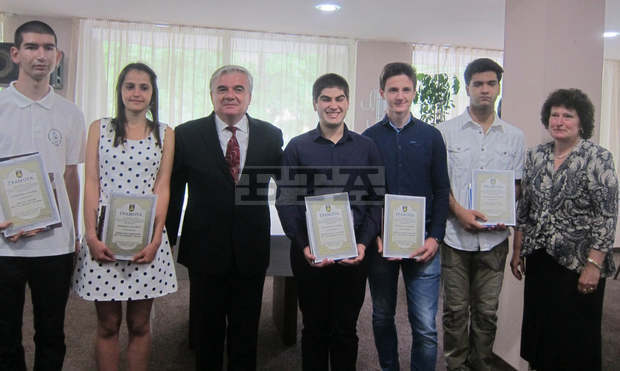 Плевенската филхармония и Северняшкият ансамбъл получиха  колективните награди на община Плевен  по случай празника 24 май