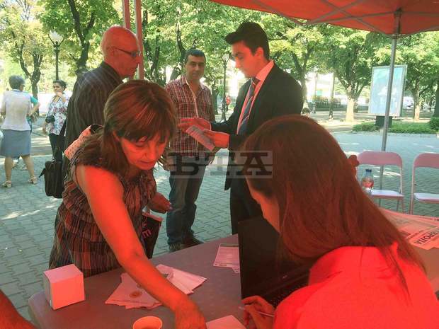 Евродепутатът Момчил Неков откри първия си у нас мобилен офис - в Стара Загора