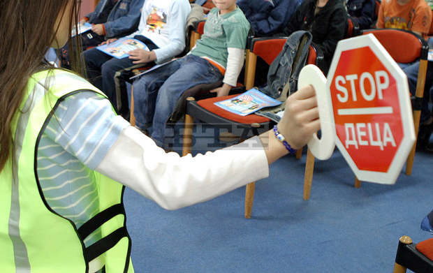 Ученици от Троян и Ловеч започнаха кампания "Пазете децата на пътя"