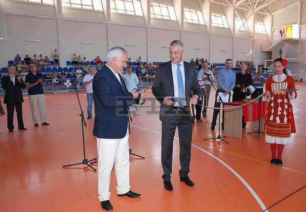 Министър Божидар Лукарски откри новата спортна зала в Петрич