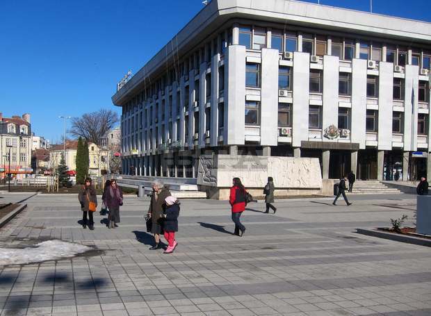 В икономиката на Плевен е най-голям броят на наетите с трудови договори работници и служители в преработващата промишленост В икономиката на Плевен е най-голям броят на наетите с трудови договори работници и служители в преработващата промишленост