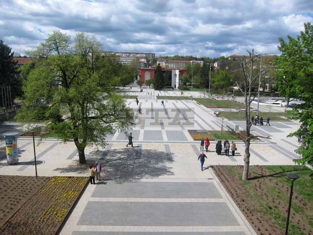 Общината в Плевен възложи на общинско дружество да поддържа новите зелени площи на ремонтирания площад в града