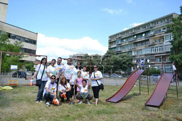 Общински служители от Казанлък се включиха в кампанията "Да почистим България заедно"