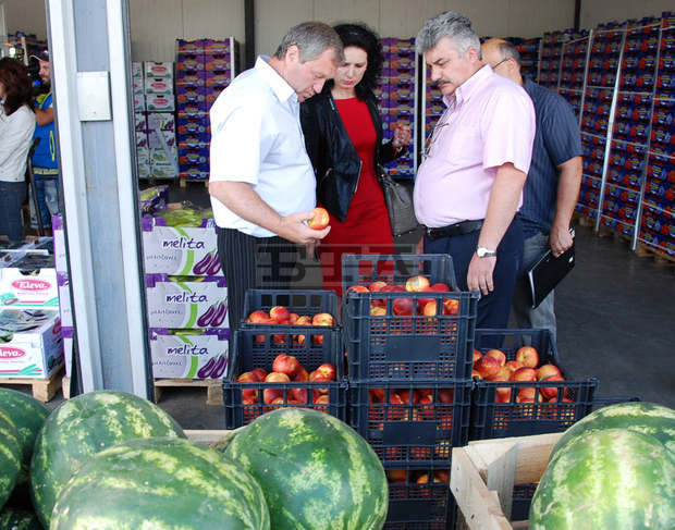 Проверяваха за произход, качество и безопасност  пресните плодове и зеленчуци, предлагани  на борсата край петричкото село Кърналово