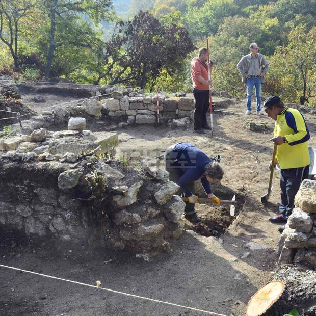 Археологическа експедиция ще продължи проучванията в местността "Славната канара" край село Дебрене