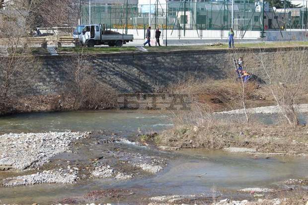 Възобновени са дейностите за почистване на коритото на река Благоевградска Бистрица
