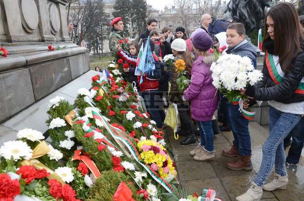 Русенци отбелязаха Трети март пред Паметника на свободата Русенци отбелязаха Трети март пред Паметника на свободата