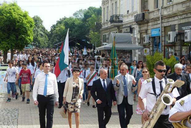 Стотици ученици се включиха в шествие в Русе по повод на 24 май