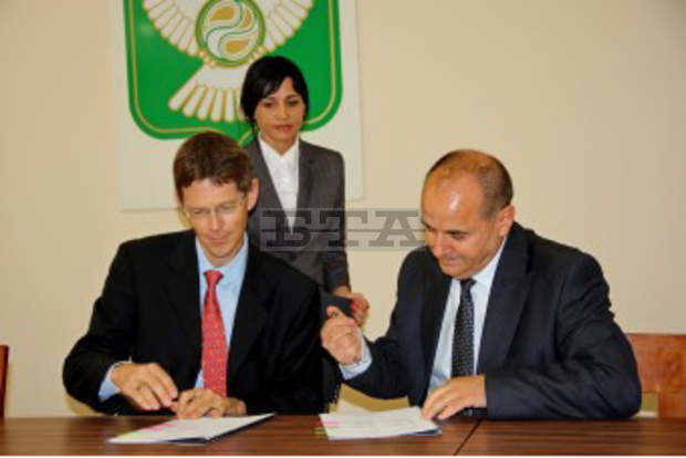 ЕЙ И ЕС подписа договор за рехабилитацията на Младежки център в Гълъбово