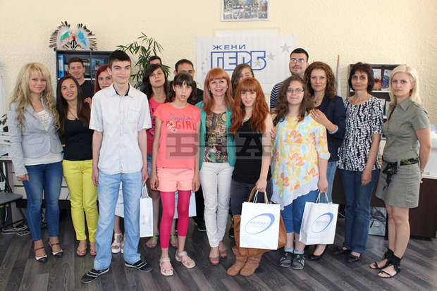 Двайсет абитуриенти в неравностойно положение са получили подаръци от Жени ГЕРБ в Русе