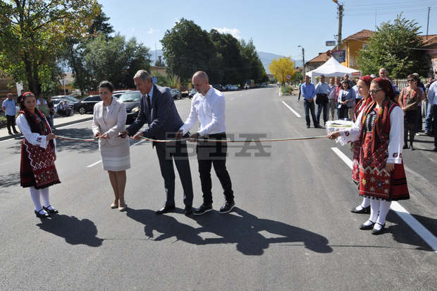 В Разлог откриха рехабилитирани пътни и водопроводни обекти