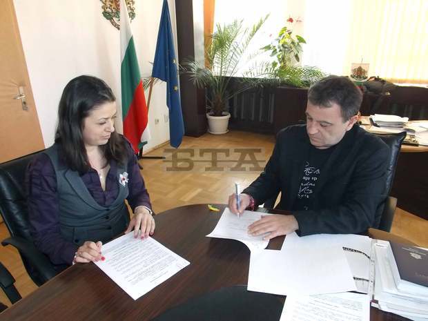 Областният управител на Разград подписа първите два договора за безплатно саниране