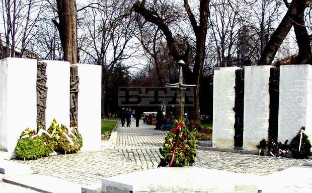 С военен ритуал в Шумен
бе отбелязана 70-годишнината
от Дравската епопея
С военен ритуал в Шумен
бе отбелязана 70-годишнината
от Дравската епопея