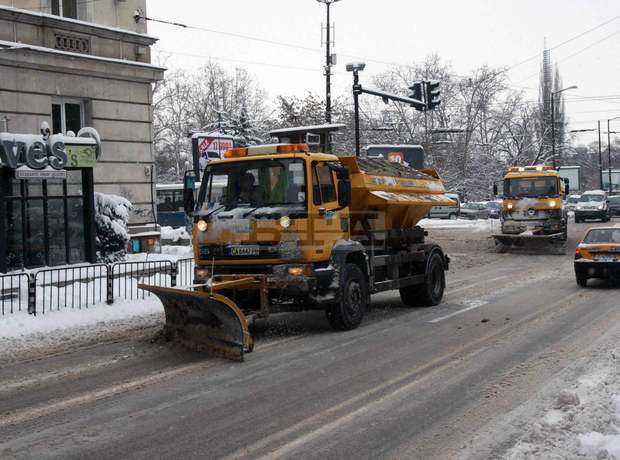 В София 117 автомобила снегопочистваща техника обработват пътните платна В София 117 автомобила снегопочистваща техника обработват пътните платна