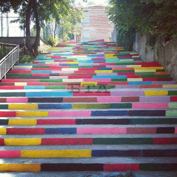 Младежи боядисаха  стълбище в Асеновград  с цветовете на дъгата