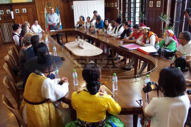 Участниците от Международния фолклорен фестивал размениха сувенири с община Пловдив