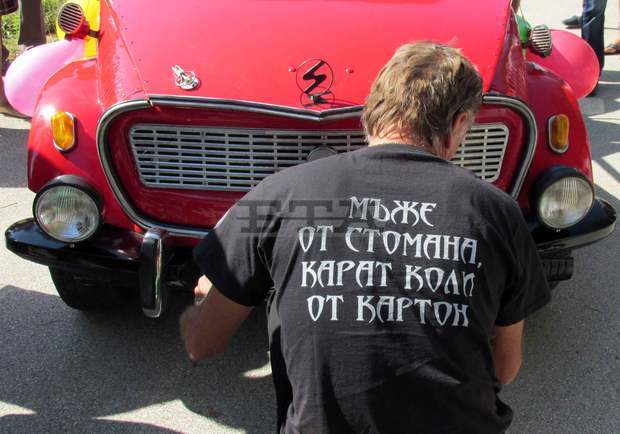 Мъже от стомана карат коли от картон Мъже от стомана карат коли от картон