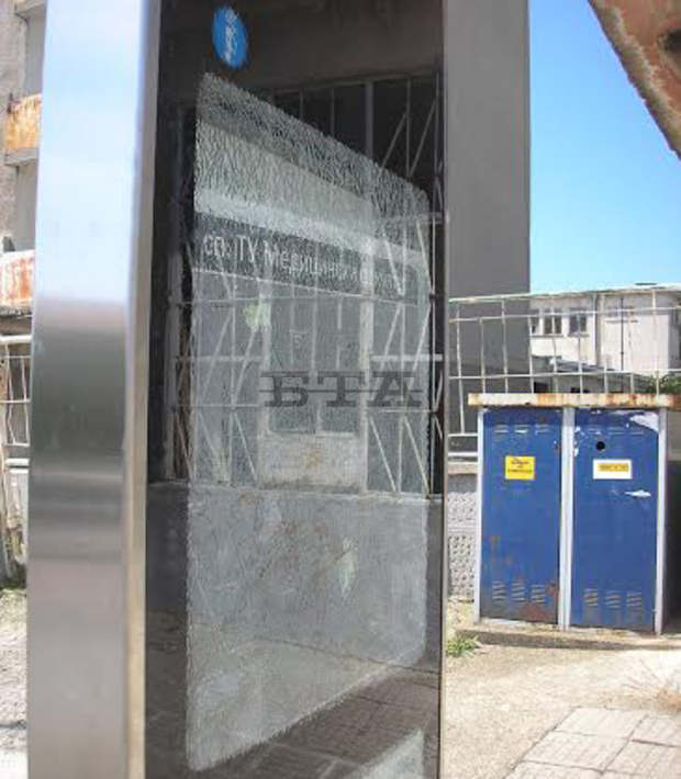 Вандали изпотрошиха ново информационно табло на автобусна спирка в Стара Загора