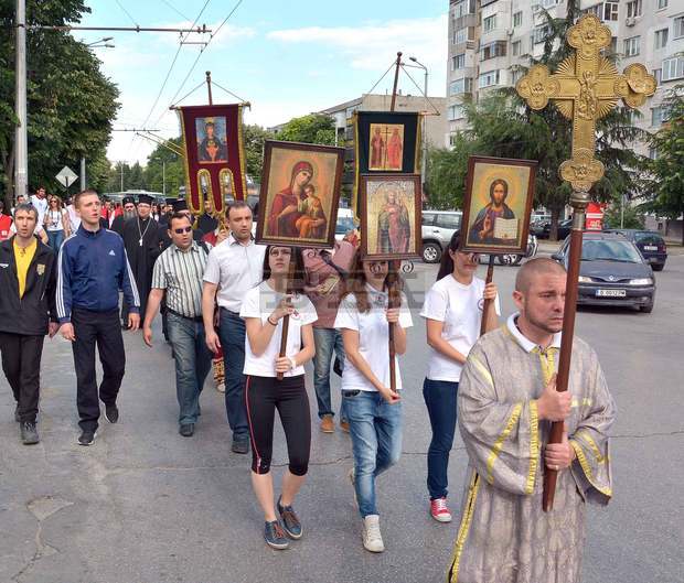 Със заупокойна молитва и литийно шествие  бе отбелязана годишнината от трагедията в квартал "Аспарухово"